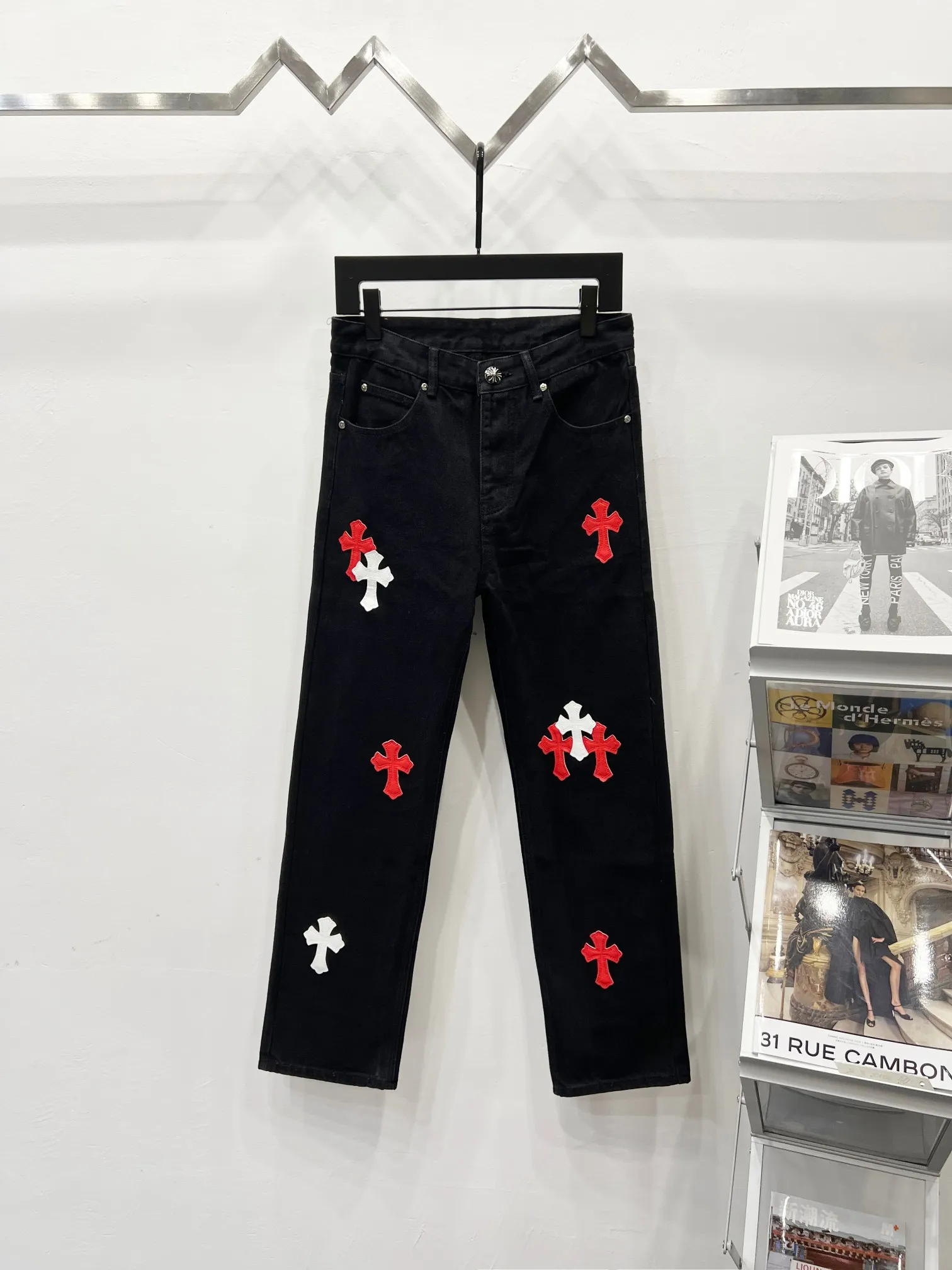 P260 Style number: (K750) Style number: (K550) Chrome Hearts & Chrome Hearts CH city limited series Sanskrit cross patch patchwork leather jeans need to be washed and then disassembled and hand-made. The sheepskin cross leather is then spliced ​​to complete. The whole process is too complicated to describe. The texture can be seen in the hand, and it looks good. The styles with different washed textures are very friendly to people with thin legs and thick legs. The straight version is very flattering to the leg shape. The moderate length is timeless and can be matched easily and casually. It is the basic styling foundation for various styles and is a must-have in the wardrobe! The fabric is stiff but also makes the upper body soft without losing texture. The washing process is even more perfect. It is a must-have item for everyone! ! ! Washed wheat, hang tag, pants label, three labels are complete, the upper body effect is particularly stiff and stylish, super stylish, same style for men and women - Color: Size: 28 30 32 34